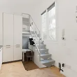 Guesthost - Brera Modern *