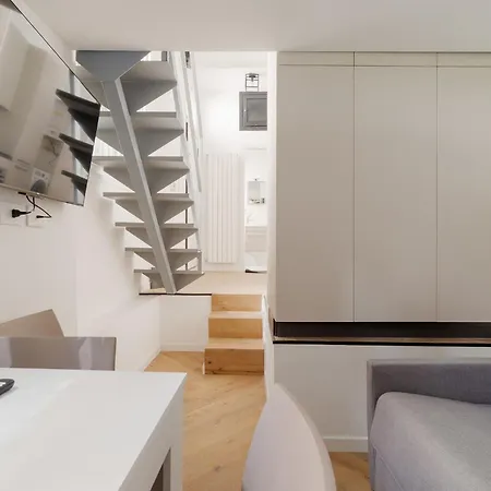 Guesthost - Brera Modern *